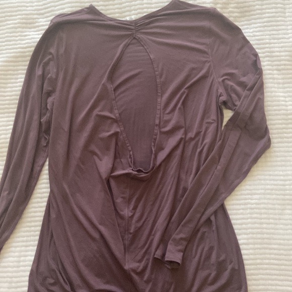 Lululemon long sleeve with keyhole - Picture 3 of 3